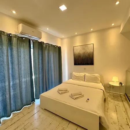 1-bedroom Duplex 100m By The Sea * לימסול