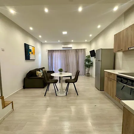 דירה 1-bedroom Duplex 100m By The Sea לימסול