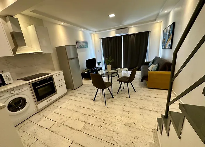 1-bedroom Duplex 100m By The Sea Apartmán