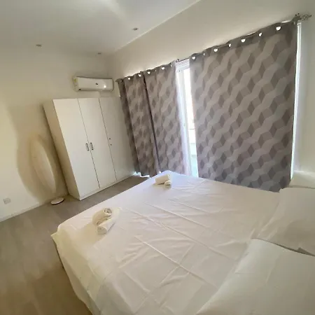 Lägenhet 1-bedroom Duplex 100m By The Sea